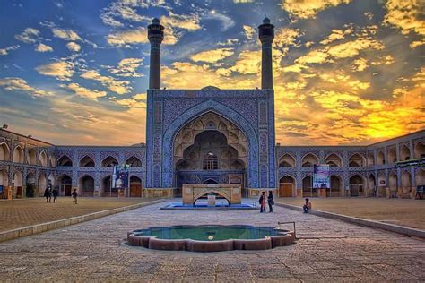 The Great Mosque of Isfahan: A Monument to Geometric Wonder and Architectural Finesse!