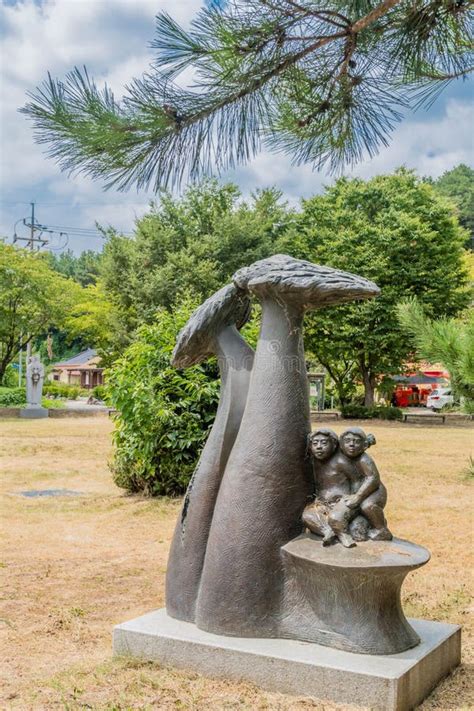 The Head of a Child - A Haunting Bronze Enigma of Childhood Innocence and Unflinching Realism!